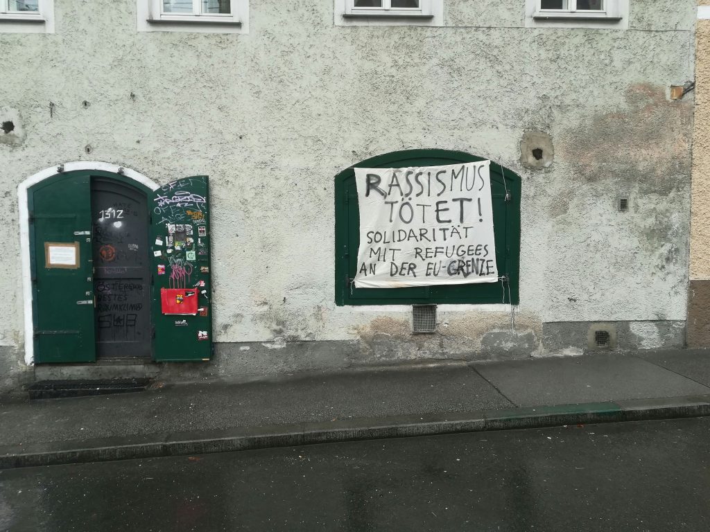 Transparent an einem Haus: "Rassismus tötet! Solidarität mit Refugees an der EU-Grenze"