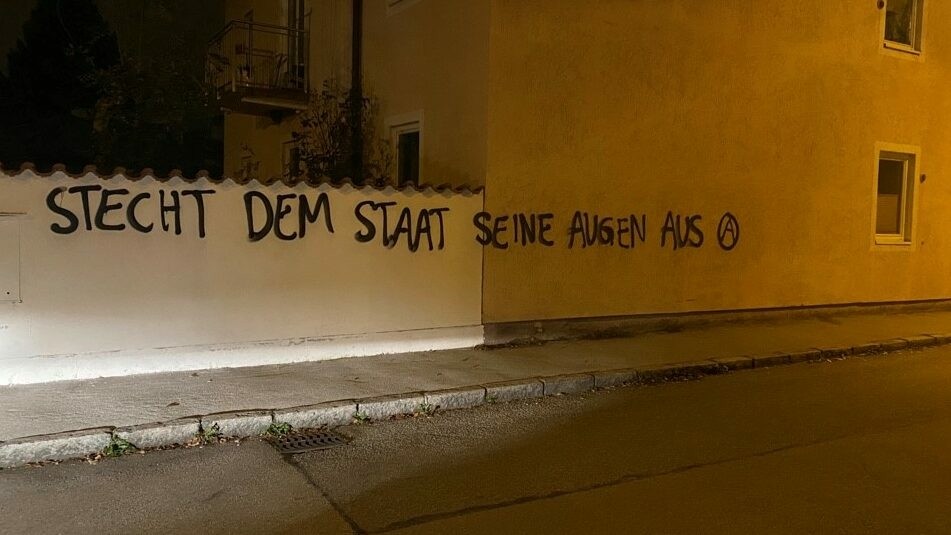Foto von Graffiti: "Stecht dem Staat seine Augen aus (Anarchie-A)"
